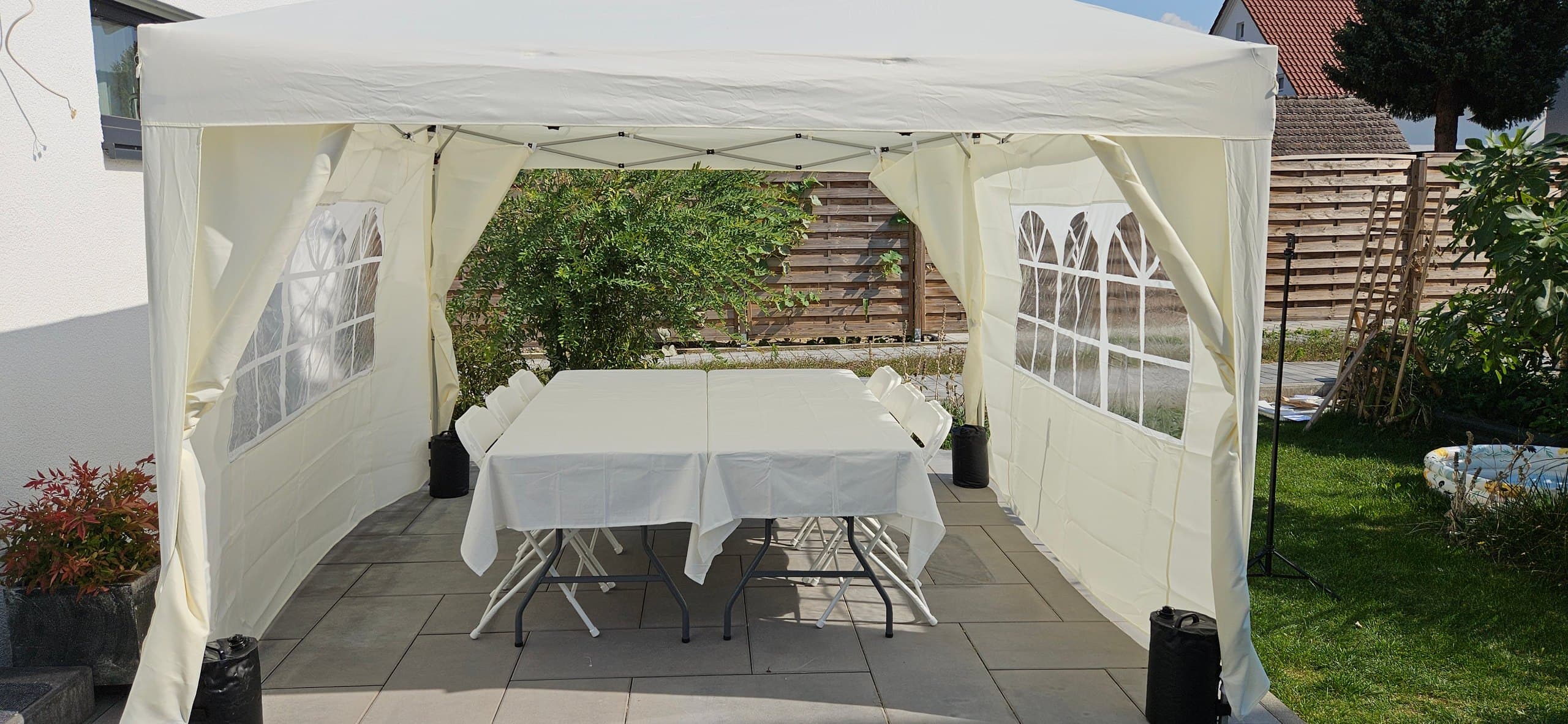 Faltpavillon mit Tisch und Klappstühlen