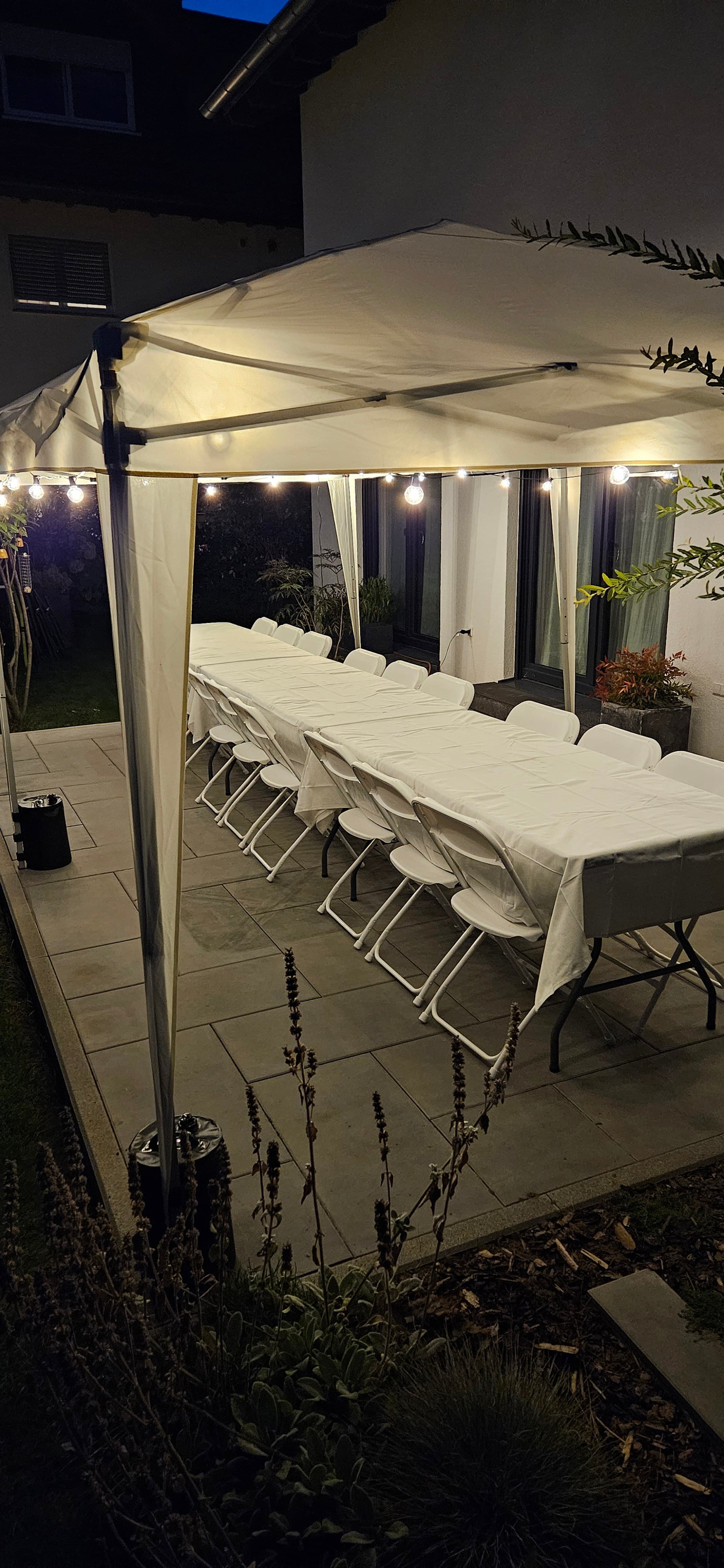 Beleuchtetes Partyzelt bei Nacht