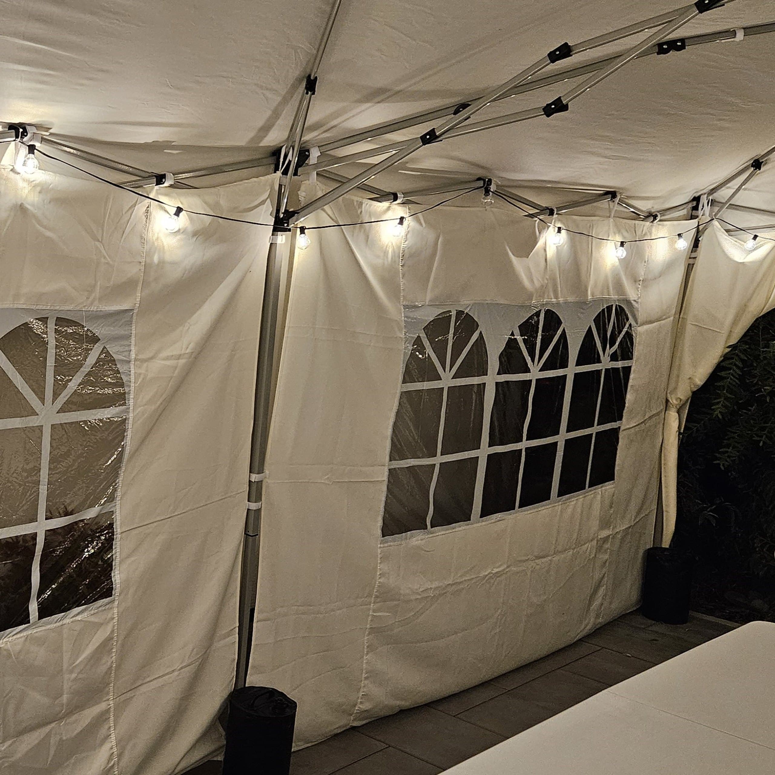 Weißes Partyzelt mit Lichtern bei Nacht