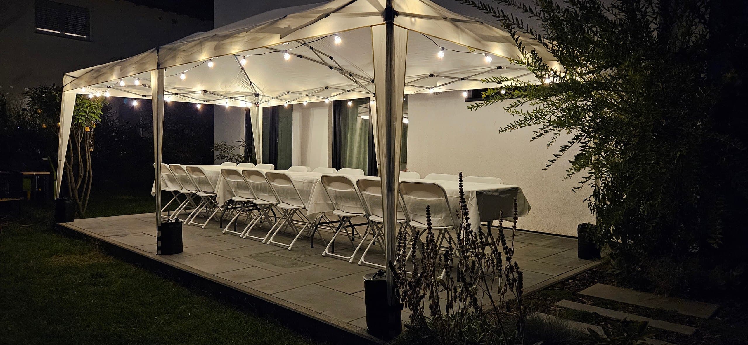 Beleuchtetes Partyzelt bei Nacht